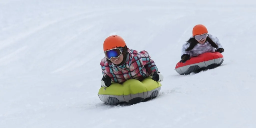 Air boarding: Slide on the snow while lying down!