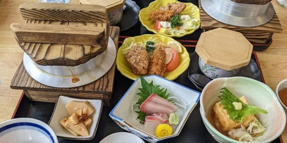 To Sample Seasonal Specialties: Kamameshi Shogetsu (釜めし松月)