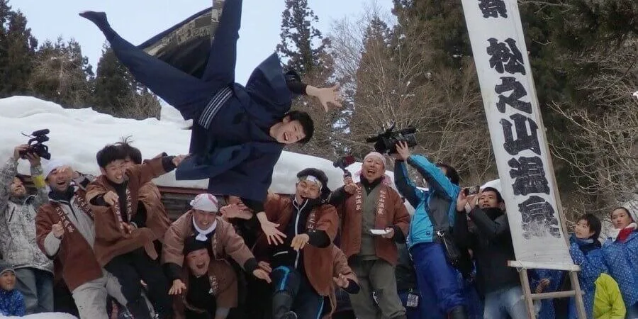 January 15: Mukonage (Groom Tossing) and Suminuri (Ash Smearing) (Tokamachi City)