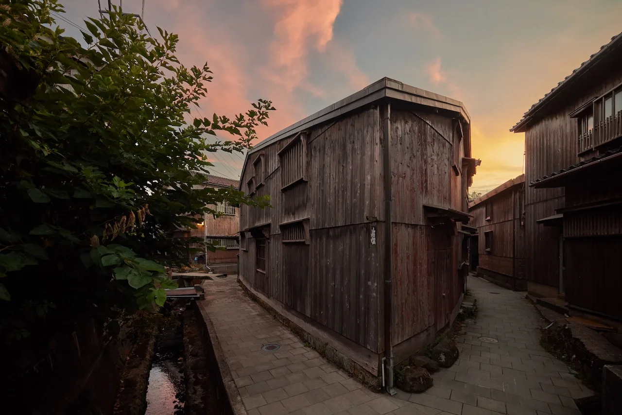 The traditional port town of Shukunegi bears the characteristics and skills of shipbuilding ingenuity