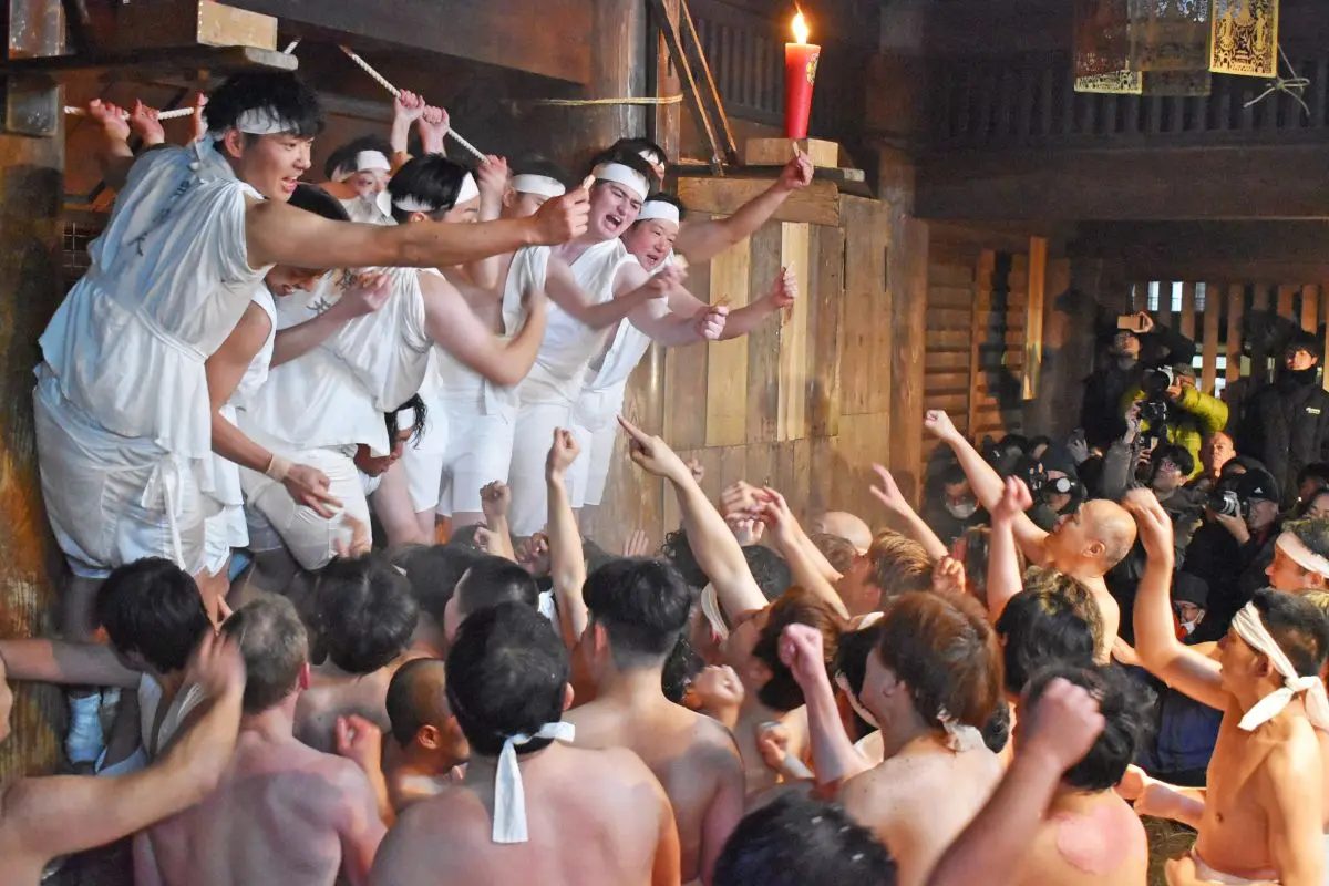 Urasa Bishamondou Naked Man Pushing Festival