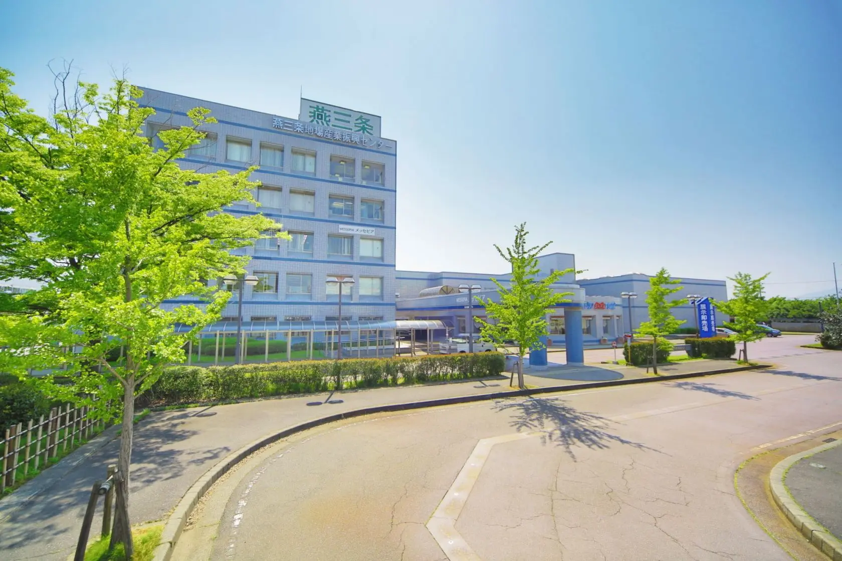 Tsubamesanjo Regional Products Center(Roadside Station)