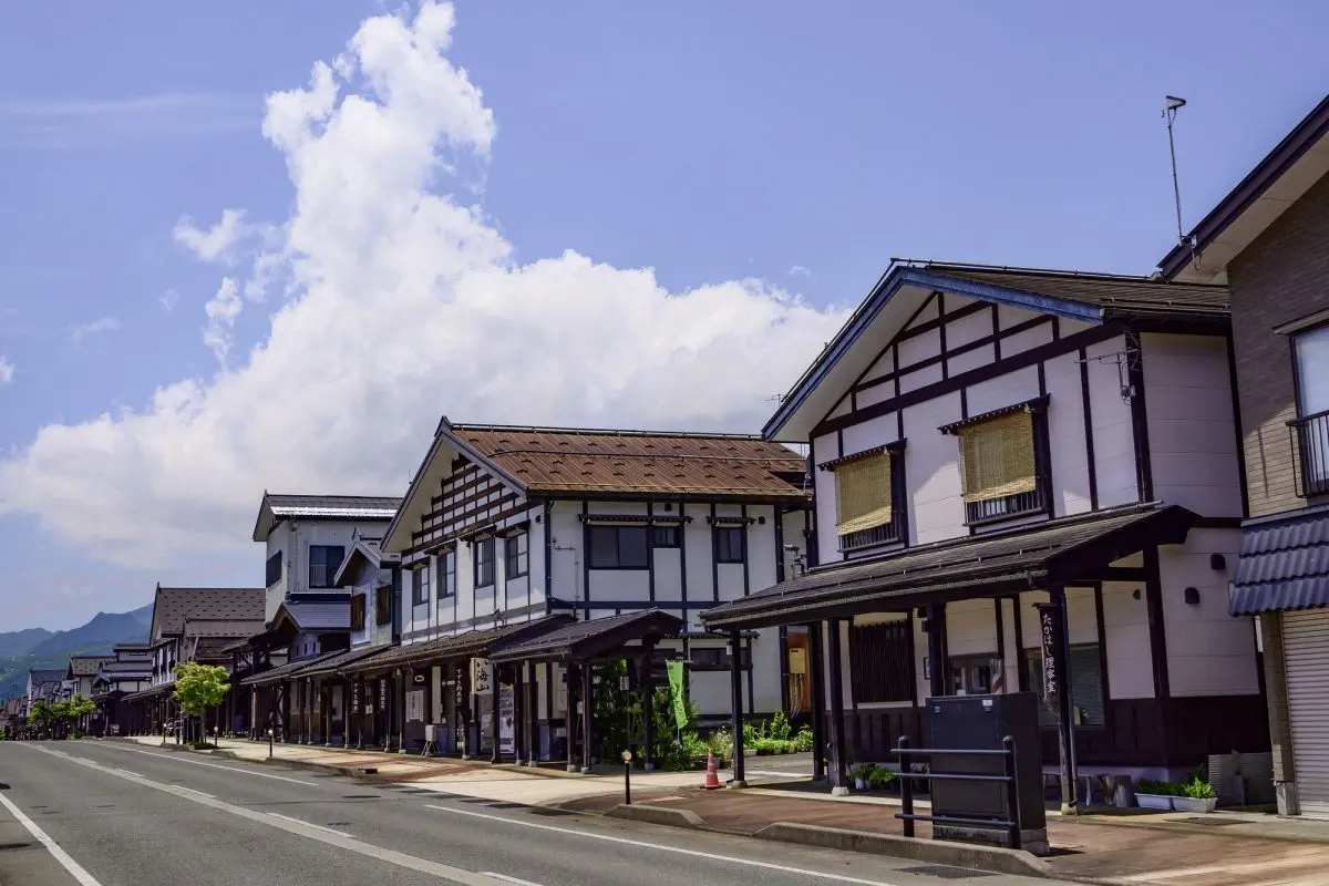 Walking Along Bokushi-dori Street in Shiozawa-juku