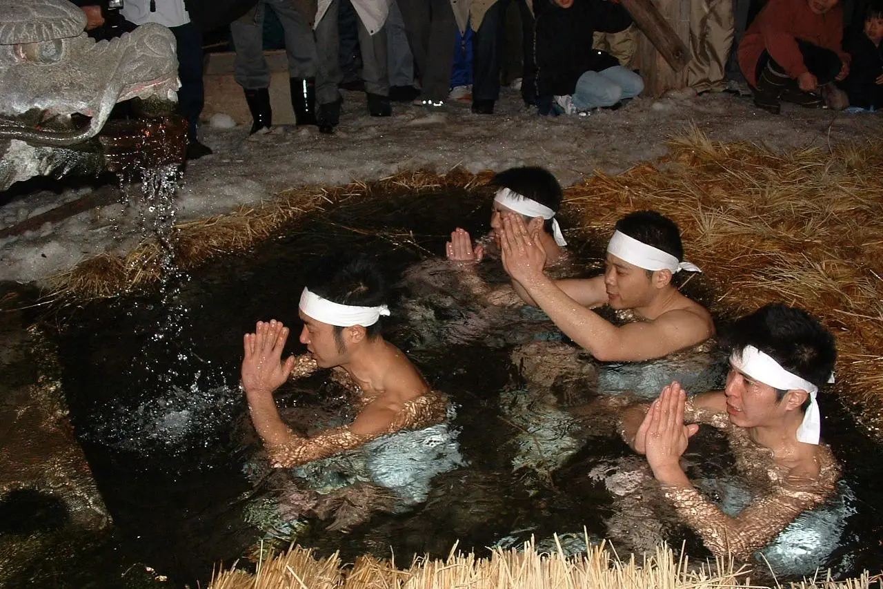 Urasa Bishamondou Naked Man Pushing Festival