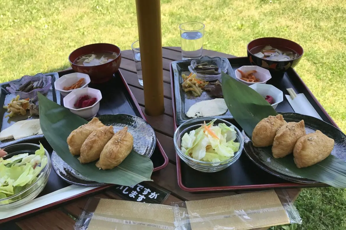 Kitsune no yomeiri yashiki (Fox Wedding Pavilion)