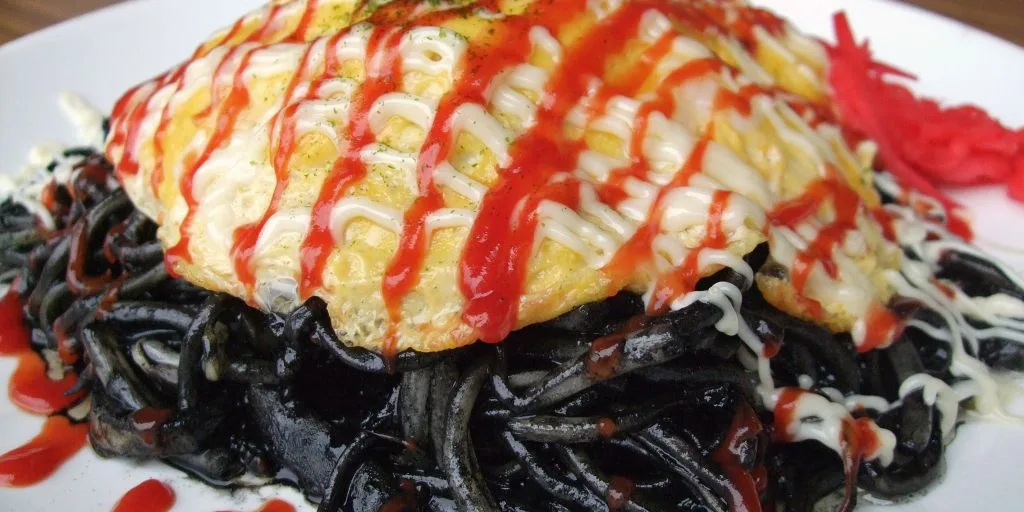 Gap between the appearance and taste! Red yakisoba and Itoigawa black yakisoba