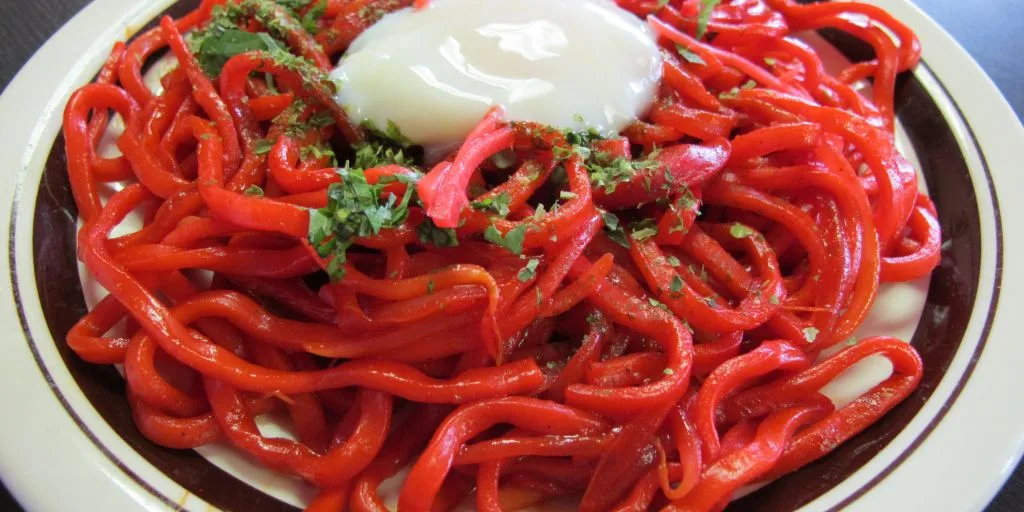 Gap between the appearance and taste! Red yakisoba and Itoigawa black yakisoba