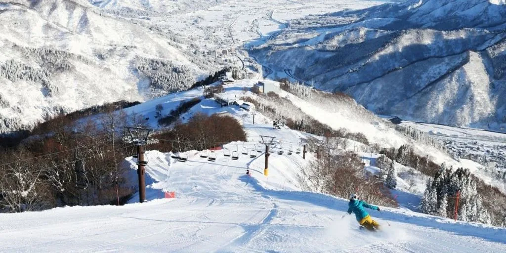 A 166-Seat Ropeway Takes You 1,000 Meters Up to the Yuzawa Kogen Ski Resort!