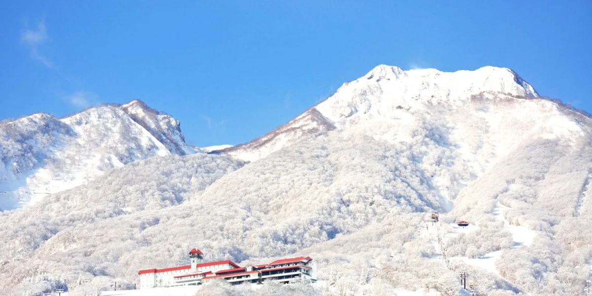 Enjoy Both Skiing and Hot Springs at the Akakan Ski Area!