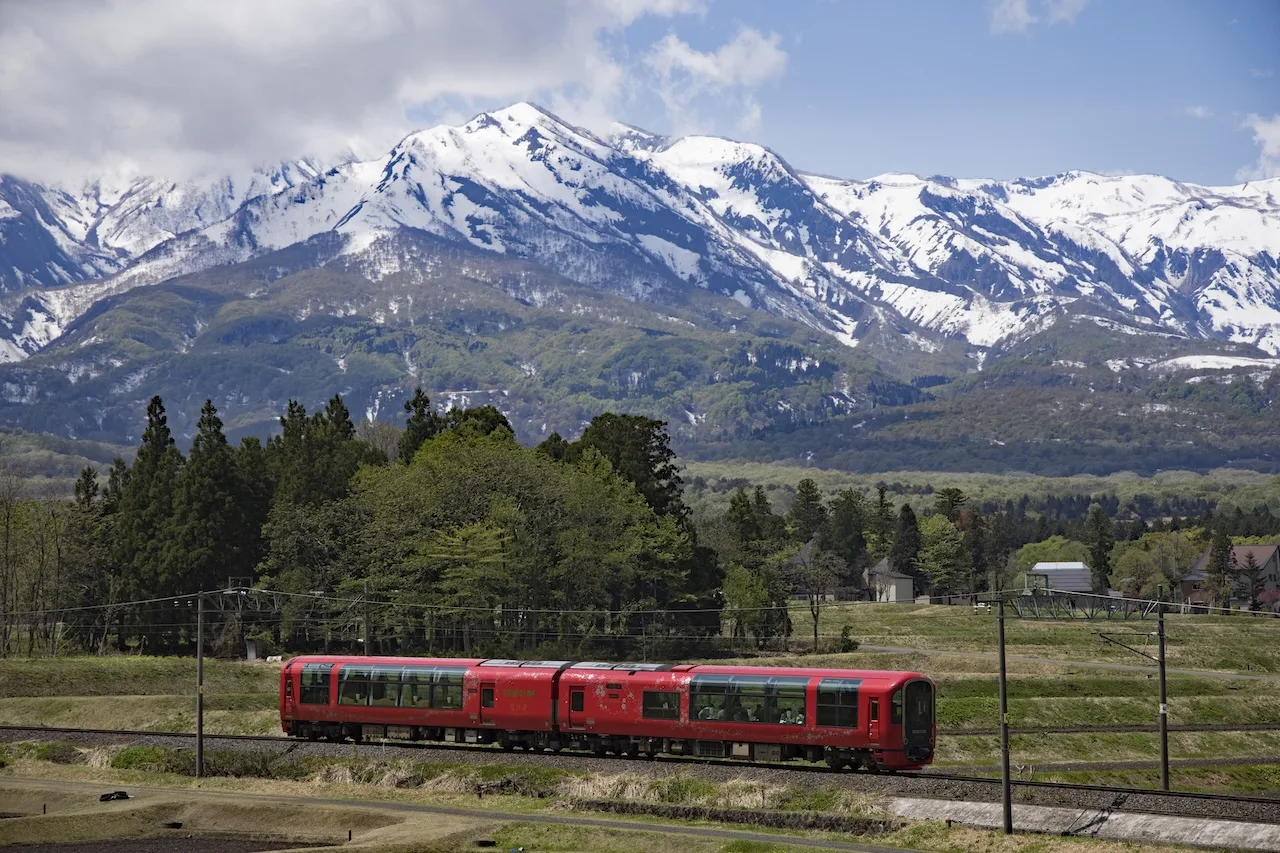 The Ultimate Three-Hour Luxury: The “Setsugekka” Sightseeing Train of Scenic Views and Fine Cuisine