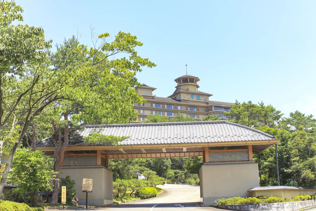 An Elegant Getaway at Tsukioka Onsen, Famous for Its Skin-Enhancing Sulfur Springs