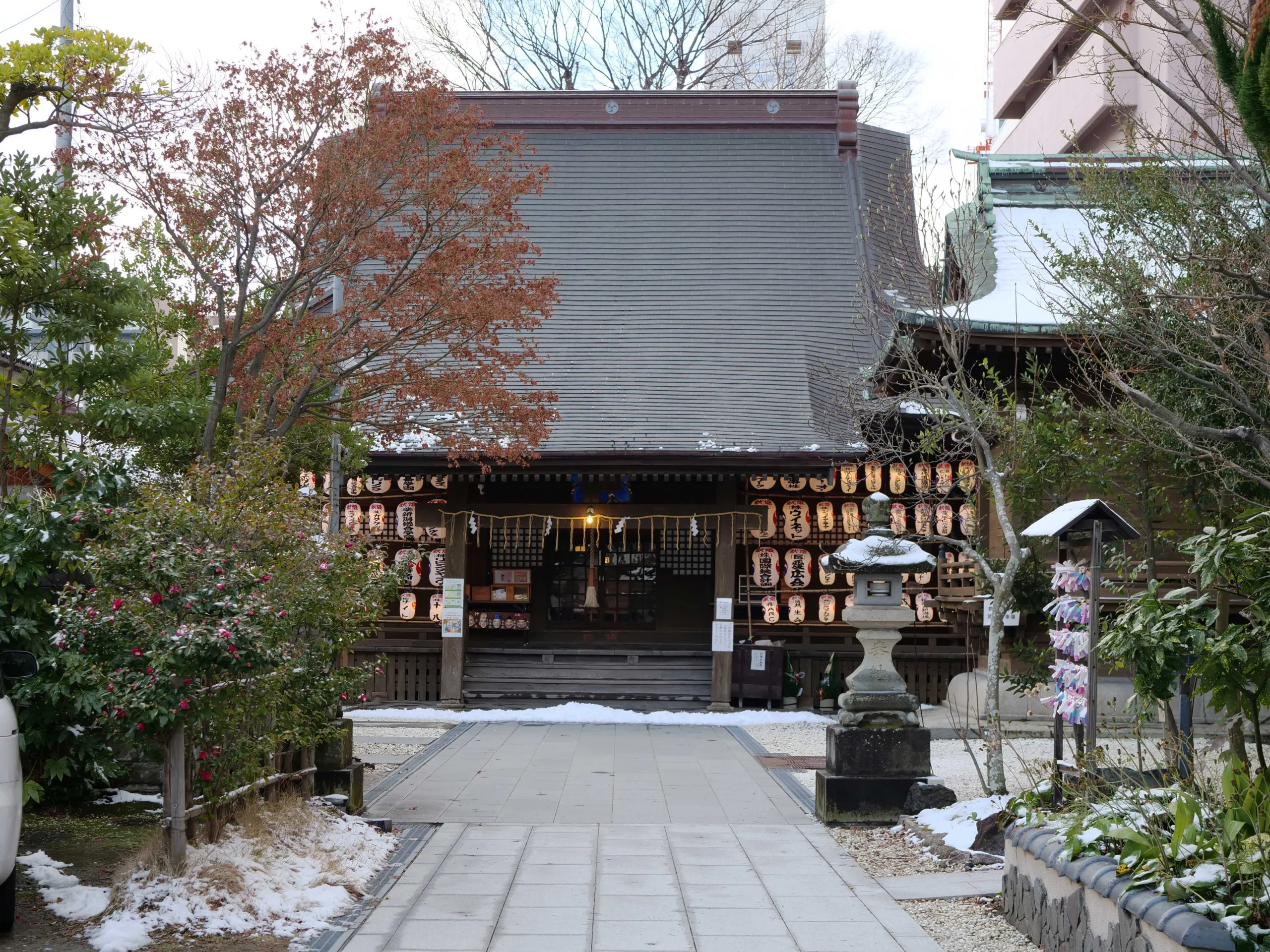 Experience 6: Enjoy Niigata Sake Within the Sacred Setting of a Shrine (Niigata City)