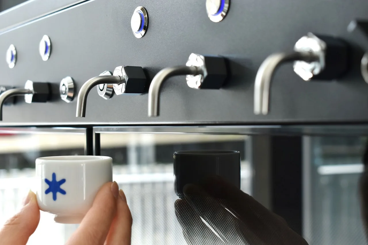 Shirataki Sake Brewery shop & taproom Flow